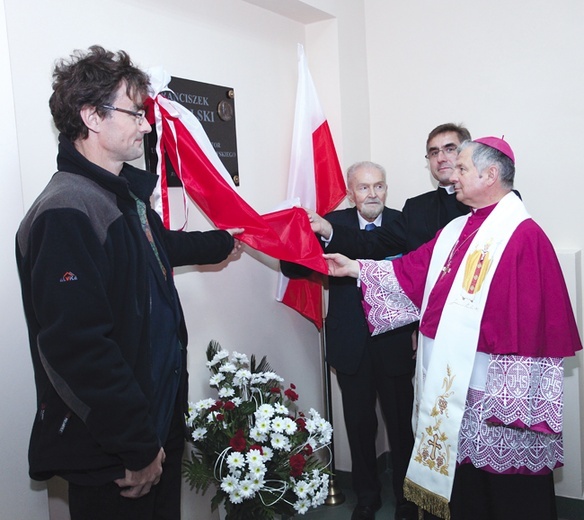 Bp Henryk Tomasik odsłonił tablice pamiątkowe poświęcone wybitnym medykom 