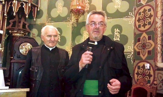 Brat Marian opowiadał o swoich spotkaniach z Janem Pawłem II. Obok proboszcz parafii w Siennie ks. kan. Ryszard Batorski