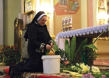 S. Krystyna, służebniczka starowiejska, dba o piękny wystrój świątyni