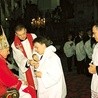 Razem z alumnem przyjmującym tunikę do głównego celebransa podchodzi proboszcz jego rodzinnej parafii. W 2000 r. uroczystościom przewodniczył kard. Joseph Ratzinger