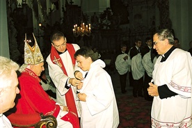 Razem z alumnem przyjmującym tunikę do głównego celebransa podchodzi proboszcz jego rodzinnej parafii. W 2000 r. uroczystościom przewodniczył kard. Joseph Ratzinger