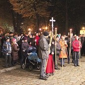 Uczestnicy przemarszu przed Centrum Edukacyjnym im. Jana Pawła II, gdzie Teatr A przygotował  pierwszą inscenizację