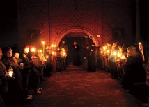  Pochodnie i świece w rękach ponad 200 uczestników Drogi Światła w Mirosławcu stworzyły niepowtarzalną atmosferę