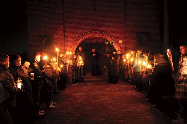  Pochodnie i świece w rękach ponad 200 uczestników Drogi Światła w Mirosławcu stworzyły niepowtarzalną atmosferę