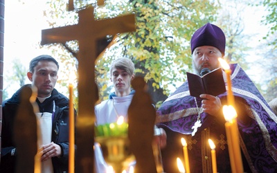 Wielu katolików zapaliło świeczki także przed wizerunkiem Ukrzyżowanego w panichidniku