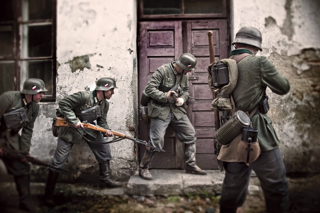 Plądrowanie mieszkań przez niemieckich żołnierzy 