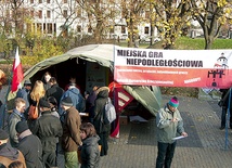 Baner reklamowy wzbudzał zainteresowanie każdego przechodnia