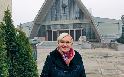  Basia po studiach pracowała w Londynie, ale wróciła do Polski,  by tu szukać pracy. Jednak część jej rodziny jest nadal za granicą