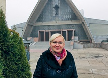  Basia po studiach pracowała w Londynie, ale wróciła do Polski,  by tu szukać pracy. Jednak część jej rodziny jest nadal za granicą