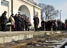  Na zakończenie marszu milczenia, na głównej ścianie dworca odsłonięto tablicę upamiętniającą gehennę tysięcy Żydów