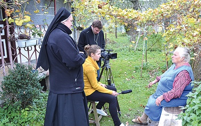  Studenci dziennikarstwa podczas rajdu śladami św. Zygmunta Gorazdowskiego zbierali między innymi materiały do reportażu telewizyjnego oraz filmu dokumentalnego