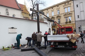 Wymieniono krzyż pod Wawelem