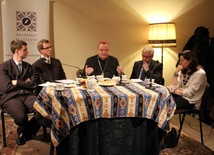 Uczestnicy debaty zgodzili się, że Sobór Watykański II miał ogromne znaczenie dla Kościoła