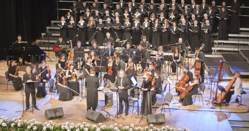 130 muzyków, chóry i orkiestra kameralna