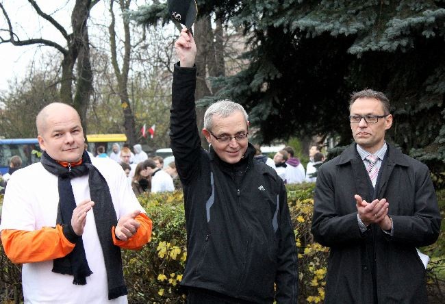 Pobiegli z flagą 