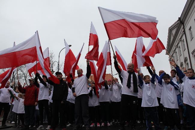 Pobiegli z flagą 