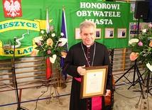 Ks. Edward Dzik jest piątym Honorowym Obywatelem Gminy Pieszyce