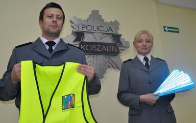 St. sierż Bartosz Wojewódzki i st. sierż. Monika Kosiec z Komendy Miejskiej Policji w Koszalinie