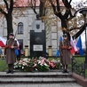 Warta przed pomnikiem Józefa Piłsudskiego w Łowiczu