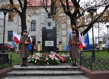 Warta przed pomnikiem Józefa Piłsudskiego w Łowiczu