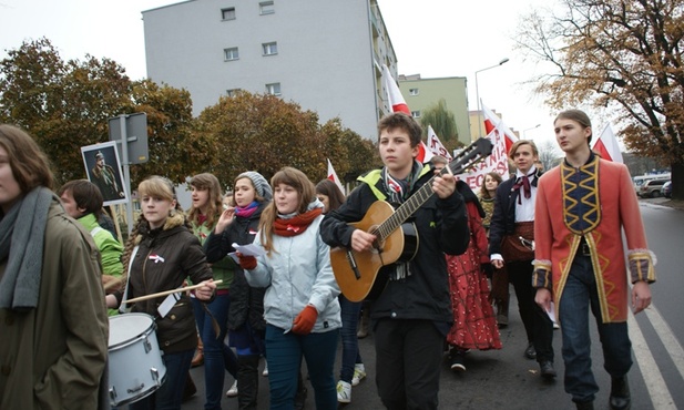 Wielu uczniów uczestniczyło w marszu w strojach z różnych epok