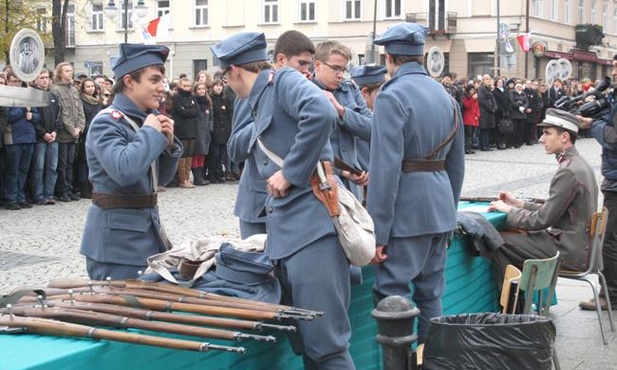 Jak wyglądał punk rekrutacyjny w Radomiu w 1920 roku, przypomniała młodzież z VI LO 