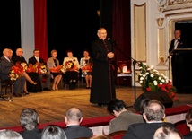 Ks. prał. Stanisław Jasek wraz z nominowanymi do Nagrody im. ks. Londzina