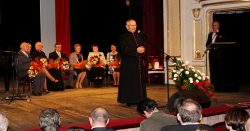 Ks. prał. Stanisław Jasek wraz z nominowanymi do Nagrody im. ks. Londzina