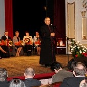 Ks. prał. Stanisław Jasek wraz z nominowanymi do Nagrody im. ks. Londzina