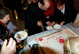 Każdy kosztował jubileuszowego tortu i sławnych już po obu stronach Wisły pierogów z „Pierogarni u Aniołów Caritas DWP” 