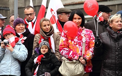 Parada Niepodległości w Gdańsku jest atrakcyjna dla starszych i młodszych. 