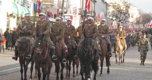 Marsz z radomskiej katedry pod pomnik Czynu Legionów porowadzili kawalerzyści 