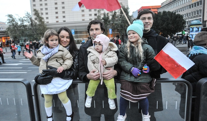 Rodziny na Marszu Niepodległości.