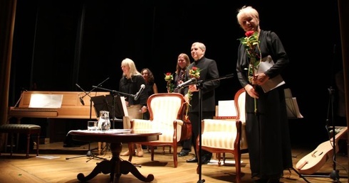 Żyrardowska scena teatralna po zakończeniu spektaklu "Kazania sejmowe ks. Piotra Skargi"