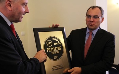 Prezydent Wrocławia Rafał Dutkiewicz i prezes Dariusz Kuś, 12 listopada zaprezentowali pamiątkową tablicę za zwycięstwo w konkursie
