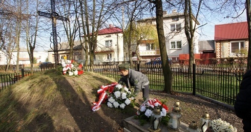 Na Kopcu Legionisty delegacje składały wiązanki kwiatów i zapalały znicze