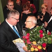 Laureat ks. prał. Stanisław Jasek odbiera gratulacje
