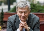 Prof. Zbigniew Stawrowski  jest filozofem polityki, dyrektorem krakowskiego Instytutu Myśli Józefa Tischnera, pracuje w Instytucie Politologii UKSW i Instytucie Studiów Politycznych PAN.