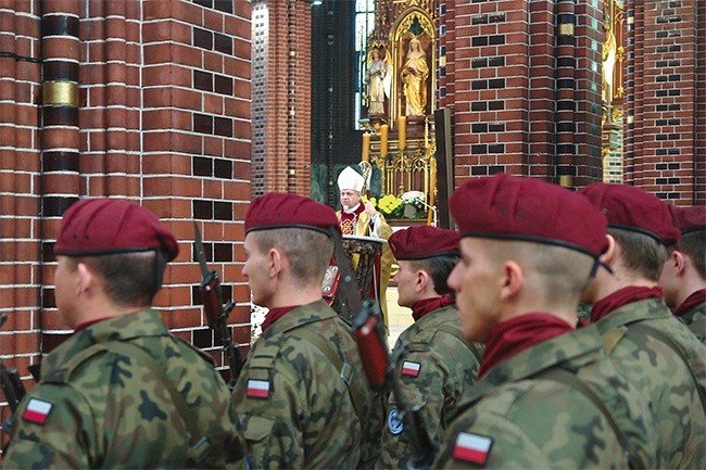 Homilii biskupa gliwickiego przysłuchiwały się tłumy