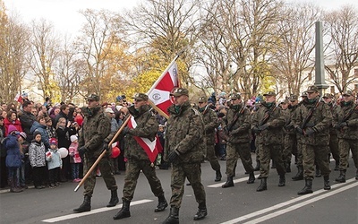 Przemarsz wojsk był jedną z głównych atrakcji dla najmłodszych uczestników uroczystości