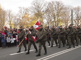 Przemarsz wojsk był jedną z głównych atrakcji dla najmłodszych uczestników uroczystości