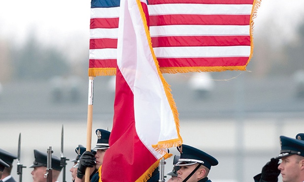 9 listopada w Łasku zainaugurował działalność pierwszy stacjonujący na stałe w Polsce pododdział lotniczy Sił Powietrznych USA. Jednak w polityce zagranicznej USA Polska liczy się coraz mniej
