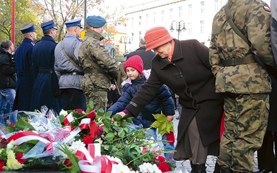  Opolanie składali kwiaty pod pomnikiem, oddając cześć walczącym o wolną Polskę