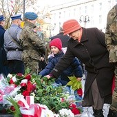  Opolanie składali kwiaty pod pomnikiem, oddając cześć walczącym o wolną Polskę