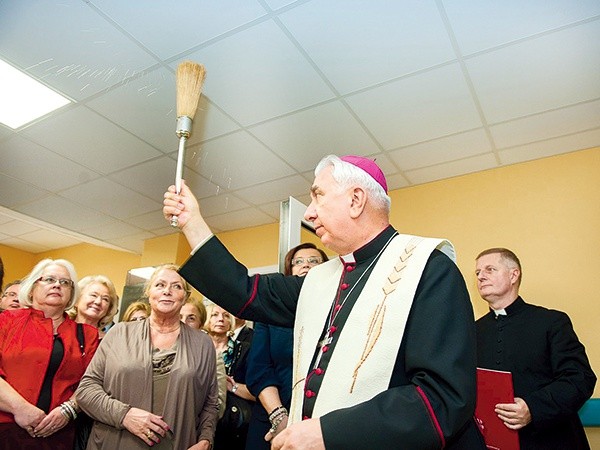 Pomieszczenia nowej kliniki poświęcił abp Wojciech Ziemba