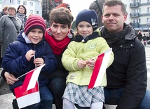 – Jesteśmy dumni z tego, że jesteśmy Polakami – mówią Anna i Daniel Tomaszewscy z dziećmi Marią i Michałem