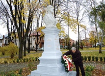 Burmistrz Waldemar Grochowski składa wieniec przed pomnikiem rudnickiego dobroczyńcy