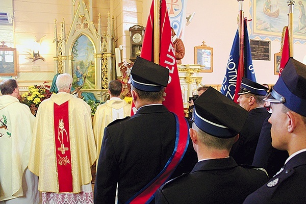 Przed ołtarzem św. Huberta księża kapelani kół łowieckich i zgromadzeni w malużyńskim kościele odnowili myśliwskie przyrzeczenia