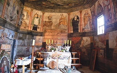  Wnętrze zabytkowego kościółka w Trybszu, który jest prawdziwą perłą na Szlaku Architektury Drewnianej Województwa Małopolskiego
