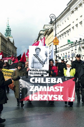 W tegorocznym marszu ulicami Warszawy, zorganizowanym pod hasłem „Dzień Gniewu Społecznego”, szło wielu mieszkańców kamienic komunalnych, którzy zostali oddani nowym właścicielom